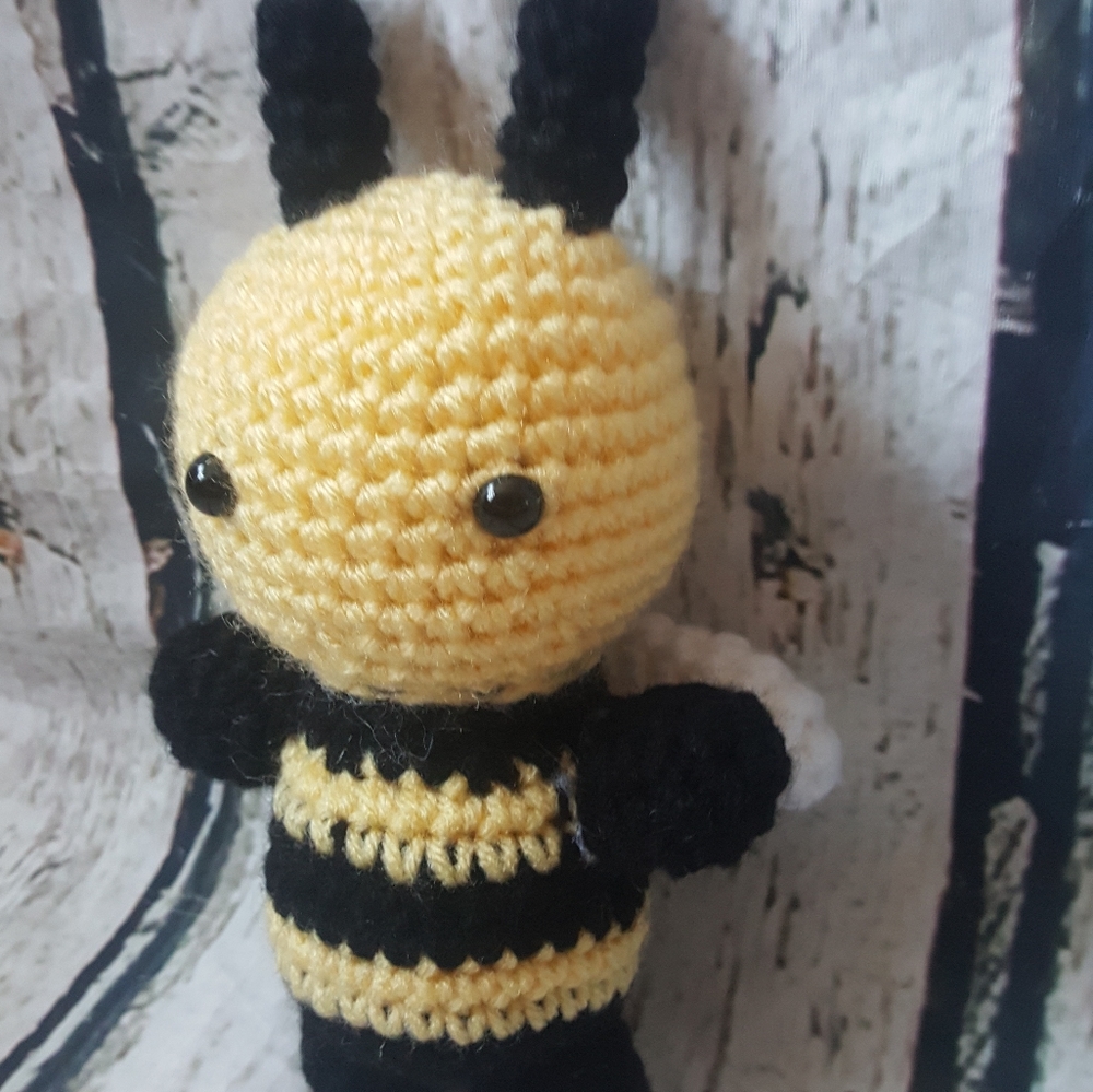 Crochet Bee Amigurumi - Picture 10 of 14